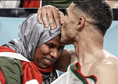 أشرف حكيمي ووالدته