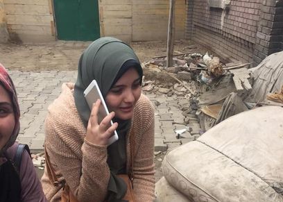 أعضاء  مبادرة وطن انساني يأكلون جاتوه في المقابر