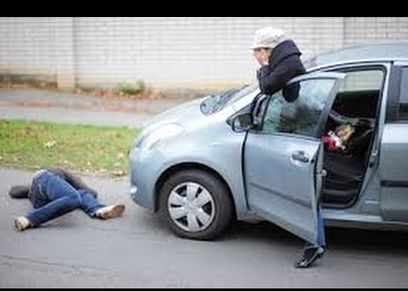 رجل يتسبب في وفاة زوجته وطفله في حادث سير