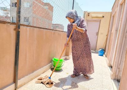 أم ماهر خلال عملها
