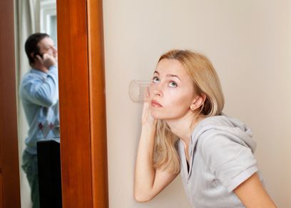 صورة تعبيرية توضح شك امرأة في زوجها