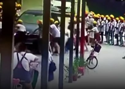 معلمة تدهس طلاب اسفل عجلات سيارتها