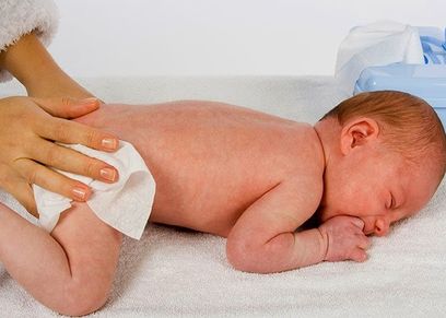 دراسة حديثة تحذر من استخدام المناديل المبللة للأطفال
