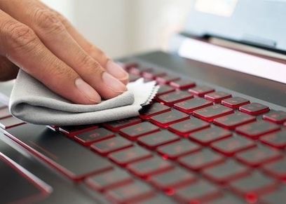 تنظيف لوحة المفاتيح اثناء العمل بالمنزل
