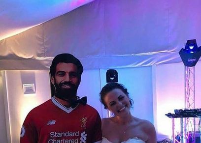 العروس وصورة مجسمة للاعب محمد صلاح