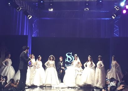 بالصور| الذيل بطوله ما تميز به عرض أزياء سالي عمر