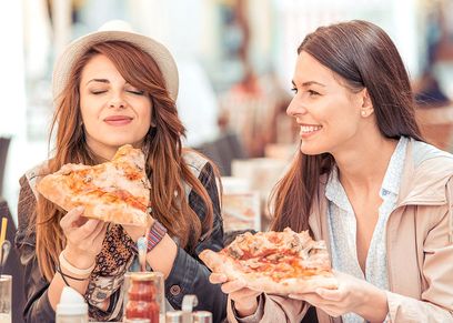 تناول الفتيات للوجبات السريعة