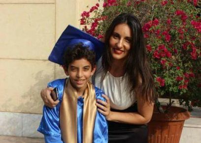 الطفل يوسف مع والدته