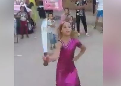 بالفيديو| طفلة ترقص بـ