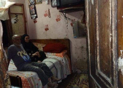 السيدة "عائشة "تروى معاناتها :"نفسى أشوف ولادى ولو بعين واحدة "