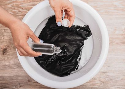غسل الملابس الحريرية - تعبيرية