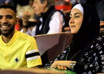 مؤمن زكريا مساعد رئيس قطاع الناشئين في الأهلي وزوجته