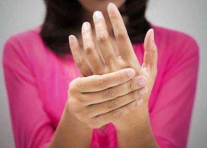 تعرف على خطورة النوم على الذراعين لفترة طويلة.. منها حدوث شلل مؤقت