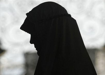 حكم تغسيل الزوجة زوجها المتوفى