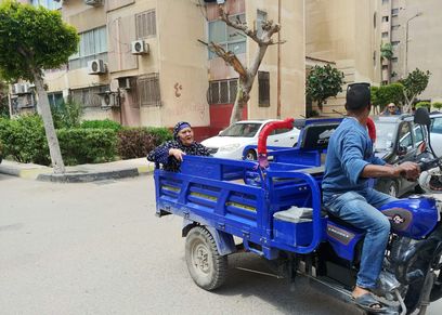 سيدة على التوك توك
