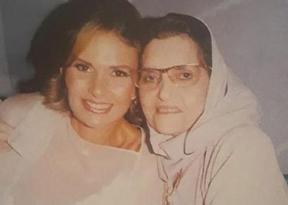يسرا مع والدتها