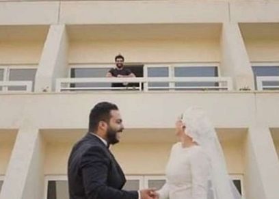 العروسان صاحبا صور محمد صلاح بالعزل