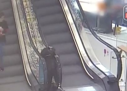 شاب يتمكن من إنقاذ فتاة قبل أن يسحبها السلم الكهربائي