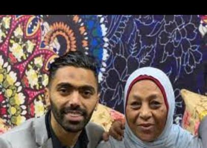 اللاعب حسين الشحات ووالدته