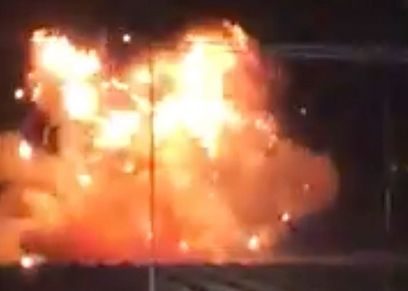 امرأة تحتفل بطلاقها بتفجير فستان زفافها