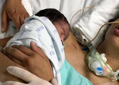 عاطفة الأمومة تعيد أم للحياة بعد ملامسة طفلها