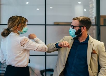 عروسان طبيبان يتجهان للعمل عقب زفافهما