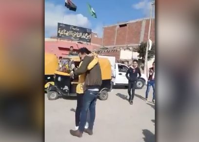 شاب يحتضن طالبة