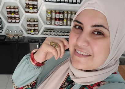 دينا صاحبة دكان العسل