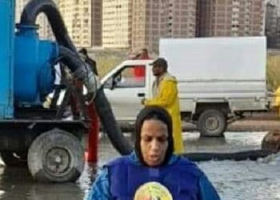 نسرين وسط مياه الأمطار