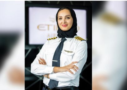 عائشة المنصوري أول كابتن طيار في الإمارات