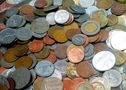 عملات قديمة في سوق الأنتيكات