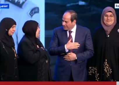 الرئيس السيسي مع أمهات مثلث القيادة