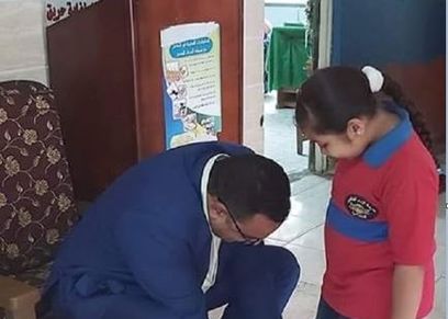 المدير يربط الحذاء لطالبة بالمدرسة