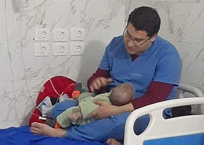صورة الممرض والرضيعة