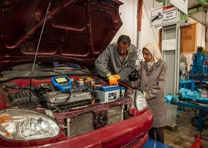 مدربة ميكانيكا سيارات