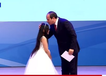 السيسي يصعد للطفلة مايا على المسرح