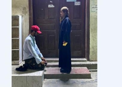 يمنية تقيم في جدة.. تفاصيل جديدة في واقعة سجود شاب لفتاة أمام مسجد بالسعودية