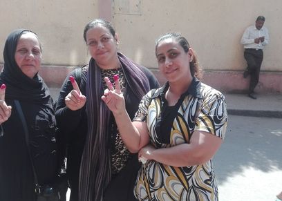 العجوز «عايدة» تصطحب ابنتيها للمشاركة في الإستفتاء: «دايما بنكون موجودين الأول عشان مصلحة عيالنا»