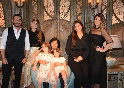 أحمد زاهر وأسرته مع صاحبة السعادة