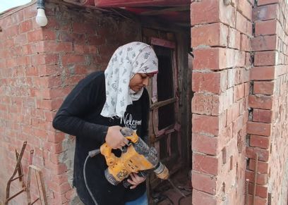 الأسطى «نورا» الكهربائية.
