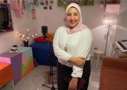 أول مسلمة محجبة ترنم في الكنائس