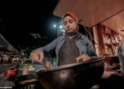 نجلاء سيد تساند زوجها على عربة طعام