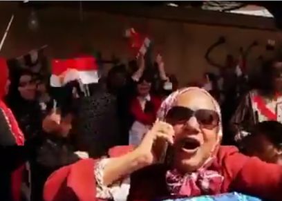 بالفيديو| إغماء سيدة إثر إصابتها بحالة هياج بعد صراخها باسم السيسي