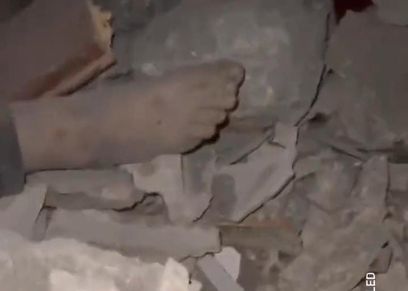 استخراج طفلة حية من تحت الأنقاض
