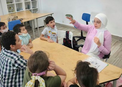 سارة وسط الأطفال لتعليمهم حياة الحيوانات والزواحف