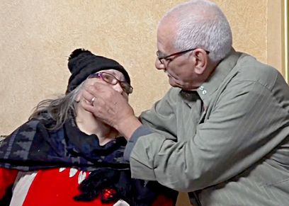 عم إبراهيم.. لم يتخل عن شريكة عمره ووقفا معا في وجه السرطان