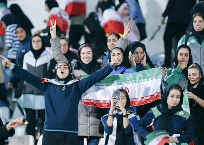 بالفيديو والصور| إيرانيات داخل ملاعب كرة القدم لأول مرة منذ 40 عاما