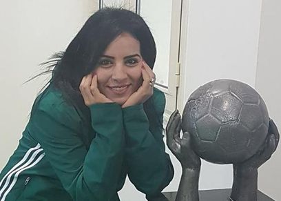 منى عطالله أول حكم نسائي لكرة القدم للرجال