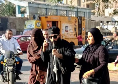 مشهد عبور مسلمتان وقس كفيف الشارع