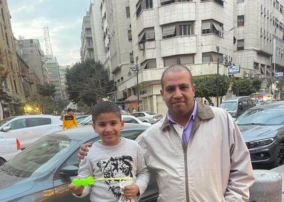 الدكتور السمان مع ابنه